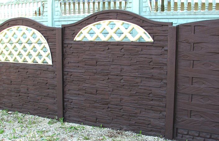красивый коричневый забор из бетона