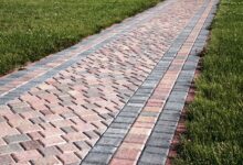 Фото Как сделать фундамент для дорожки из тротуарной плитки — брусчатки: схема, слои, выполнение