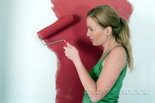 Покраска стены валиком