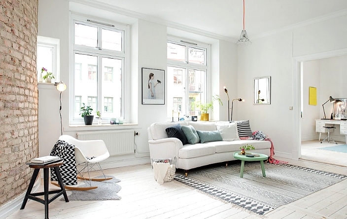 Белый цвет стен в гостиной с мебелью в скандинавском дизайне