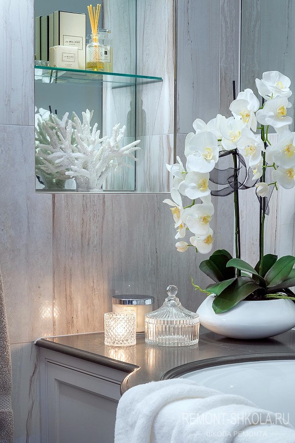 Искусственная орхидея в ванной