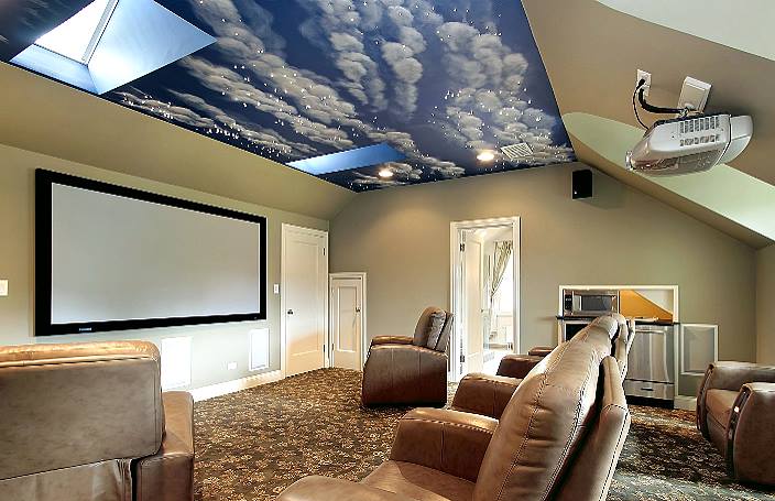 Комната для отдыха с потолком и с фотопечатью небо.