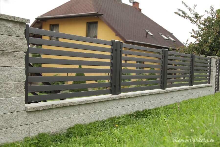 Забор с облицованным основанием и деревянными жалюзи